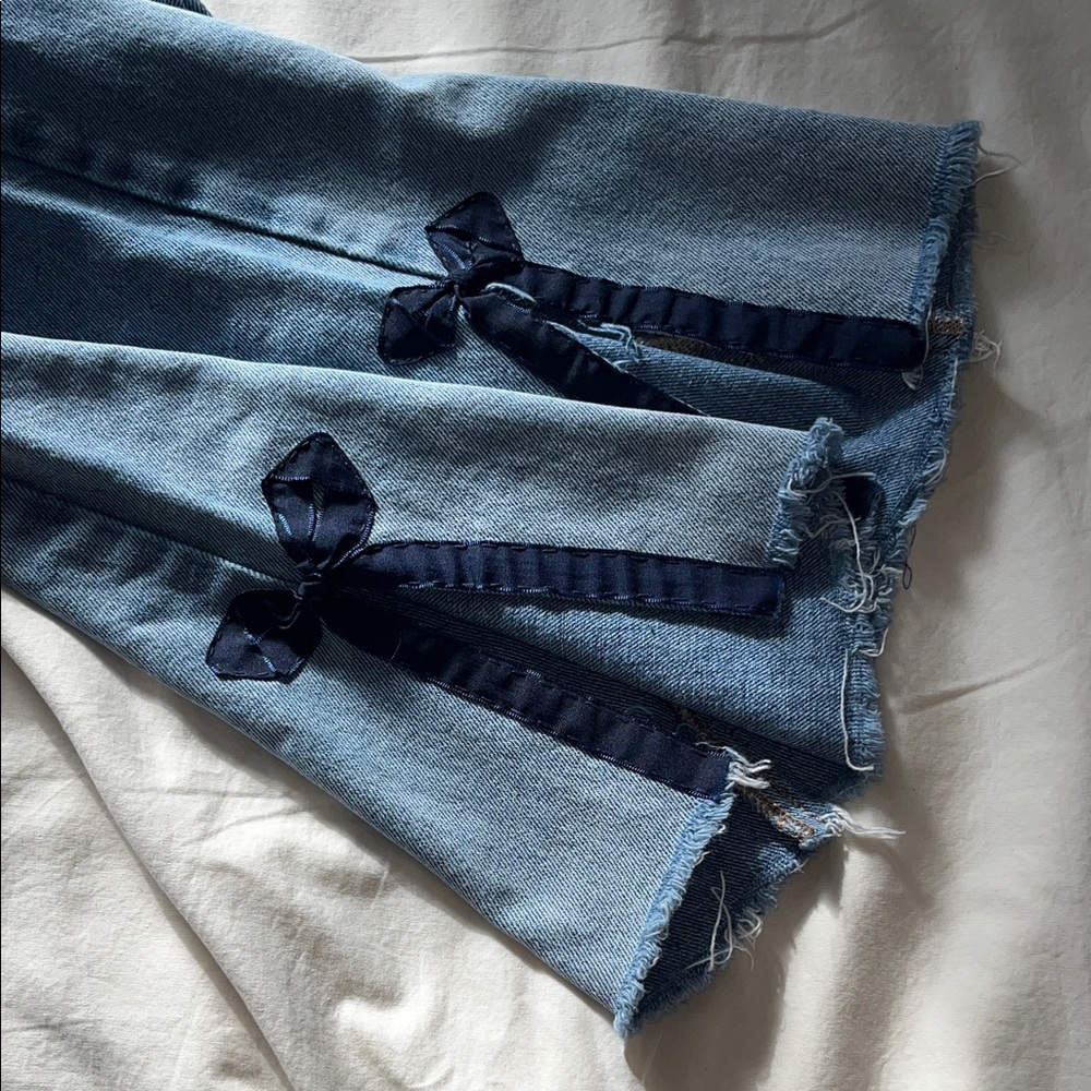 Stylish Blue Jeans with Bow Accents